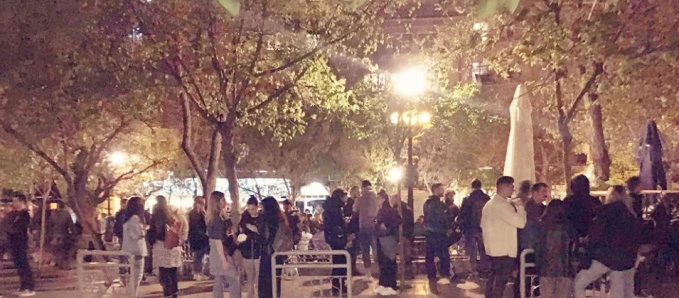 Οι νέοι απηύδησαν και αψηφούν πλέον την κυβέρνηση - Γεμάτες οι πλατείες (φώτο-βίντεο)